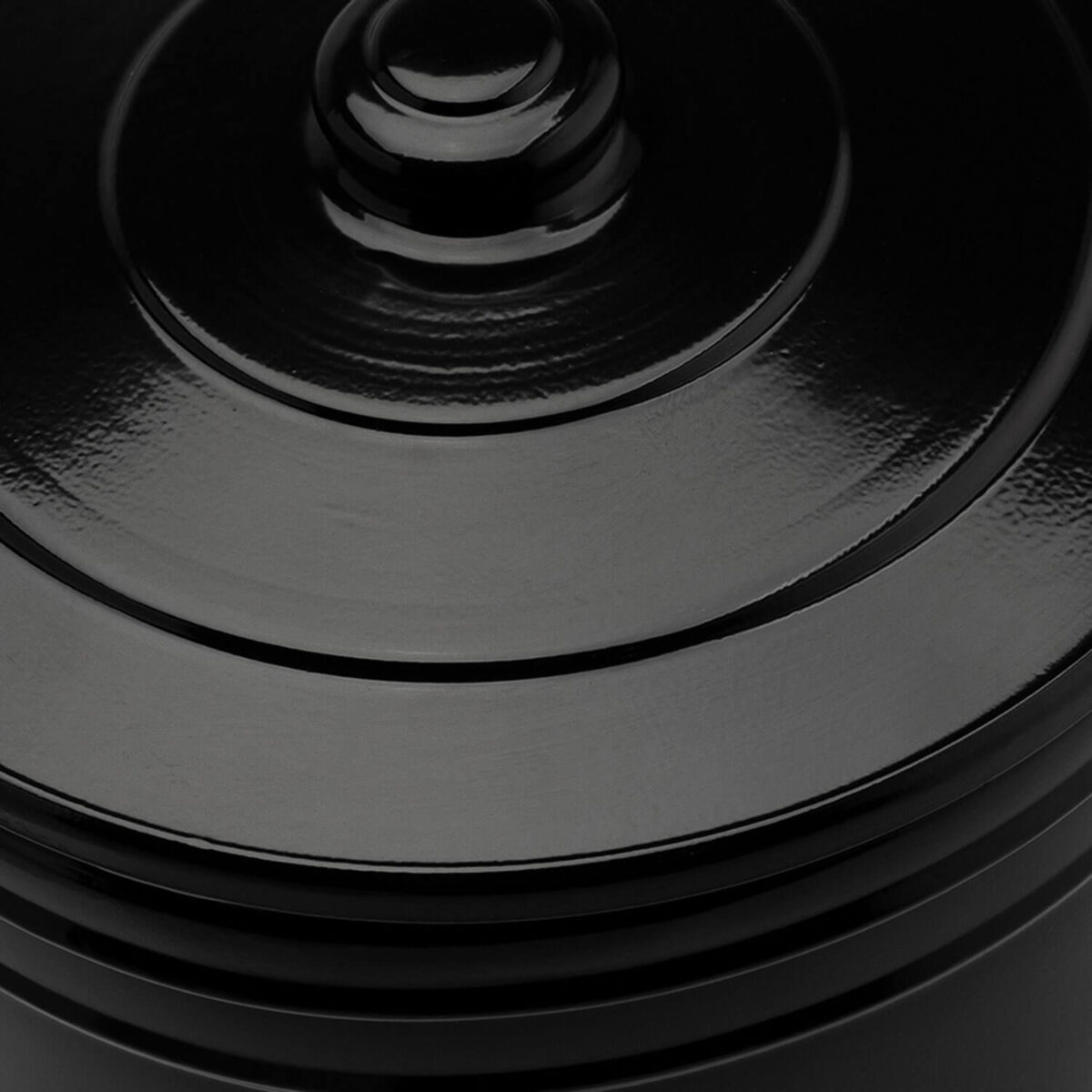 15167230634_TAMBORPRETO_03.jpg Lixeira 30 litros preta lata de lixo com tampa e alças