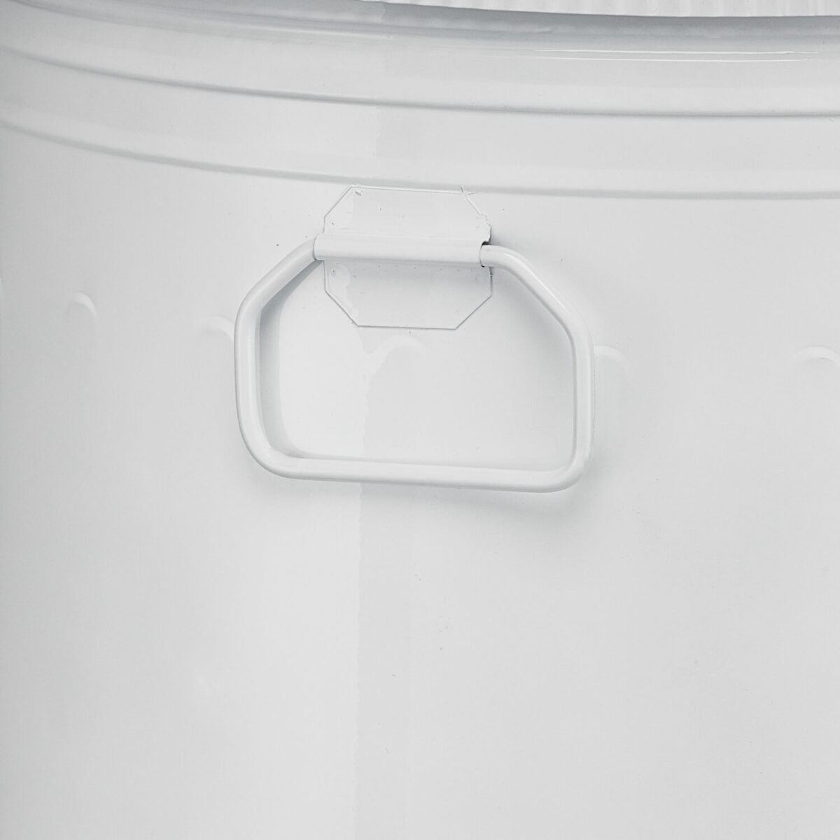 15167230756_LIXEIRA100LBRANCA_03-1.jpg Lixeira 100 litros branca lata de lixo americana branca aço